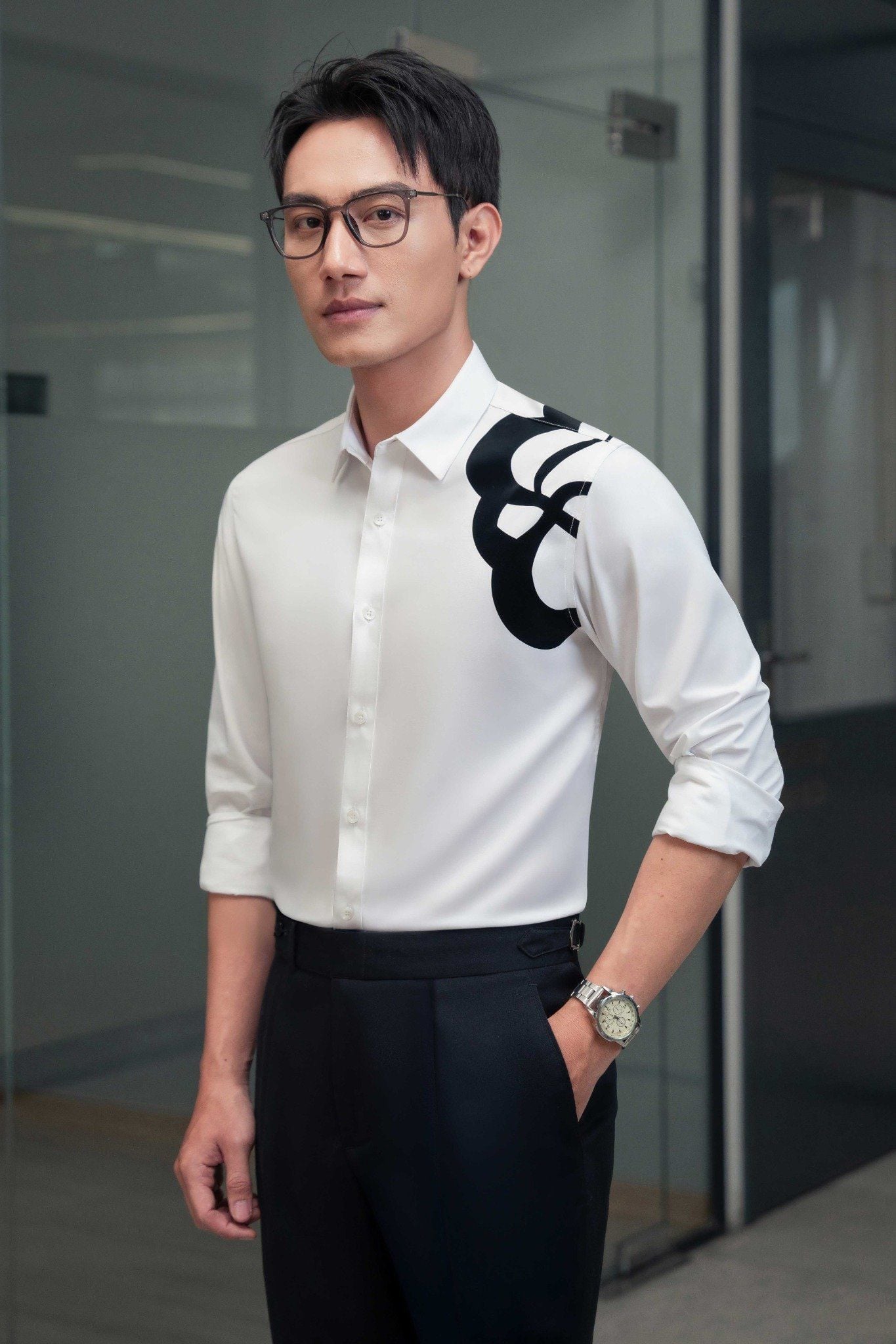 SƠ MI TRẮNG HỌA TIẾT VAI ÁO